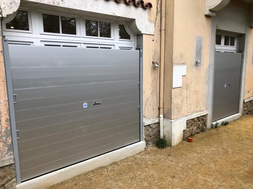 Barrière Alu Safe anti inondations installée devant une porte-fenêtre.