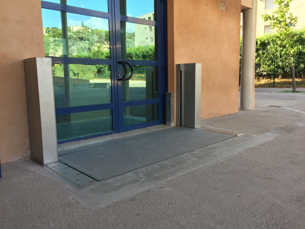 Protection d'une porte d'accès d'un bâtiment à Mandelieu la Napoule