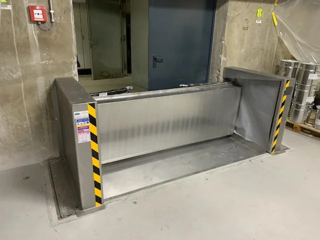 Protection contre les eaux d'incendie devant une porte dans une usine de L'Oreal